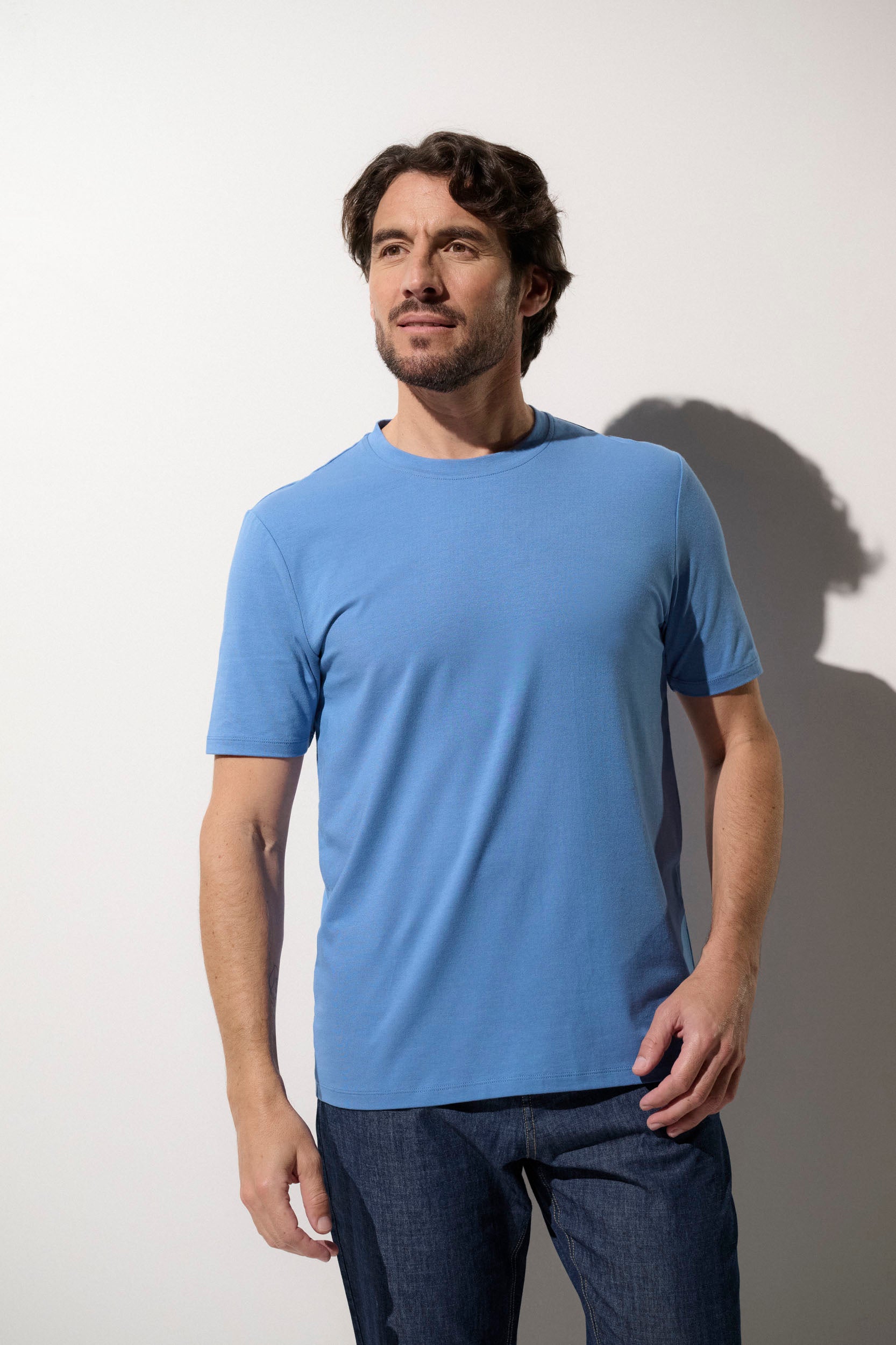 T-shirt anti-UV bleu pour homme, léger et respirant, offrant une protection solaire UPF 50+ pour un confort quotidien.