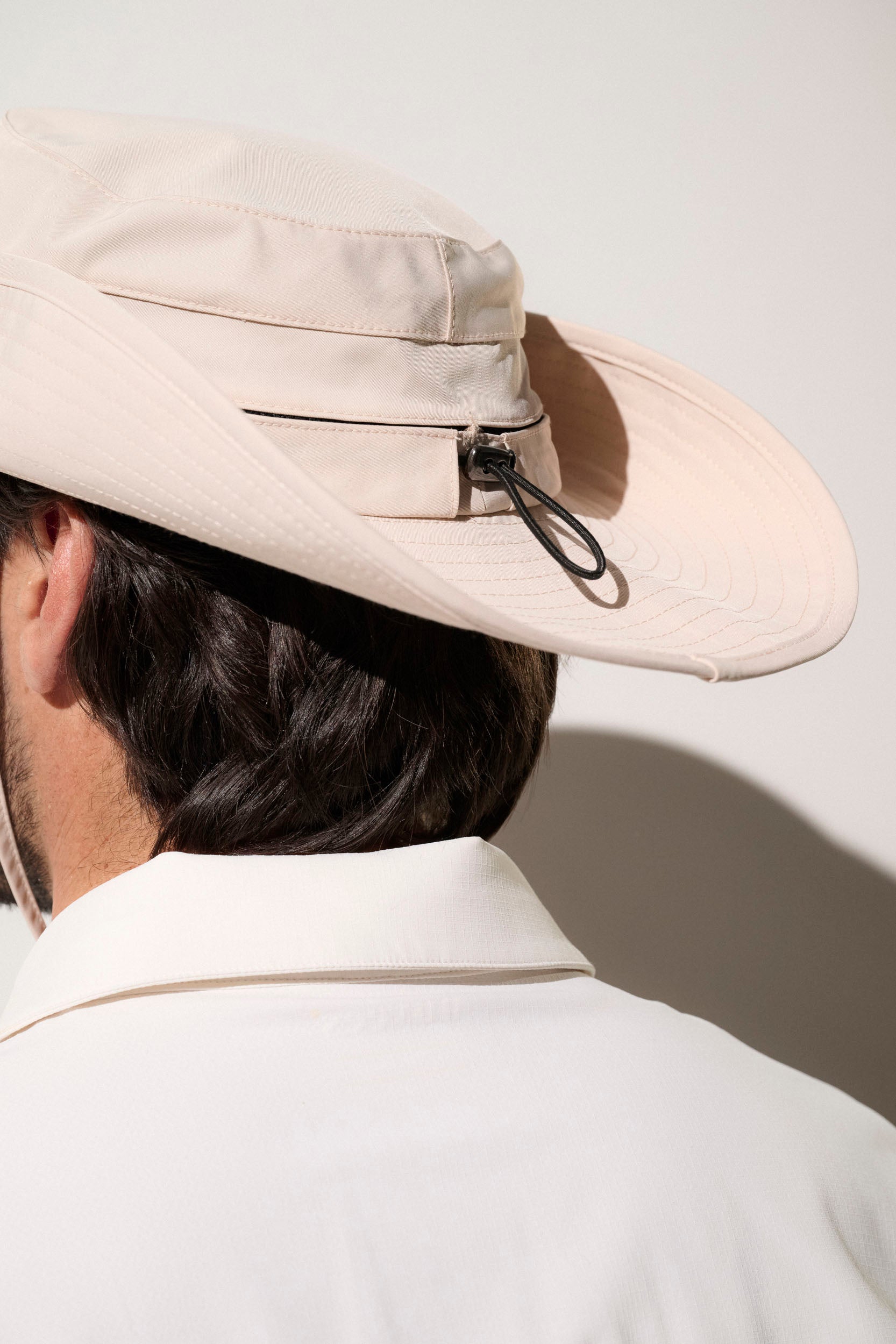 Chapeau anti-UV beige pour homme, léger et pratique, offrant une protection solaire UPF50+ pour randonnées.