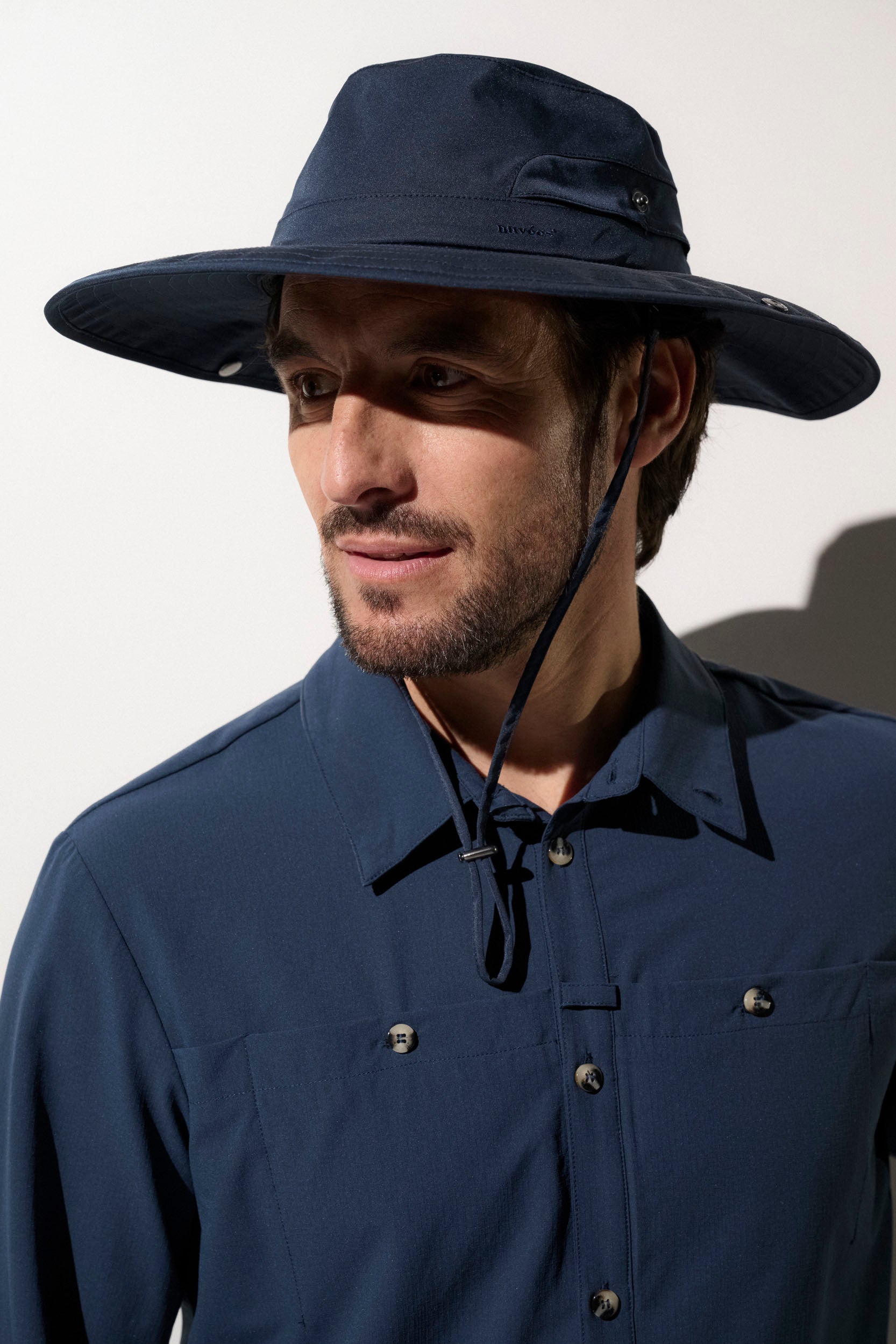 Chapeau anti-UV bleu foncé pour homme, léger et confortable, offrant une protection solaire UPF 50+.