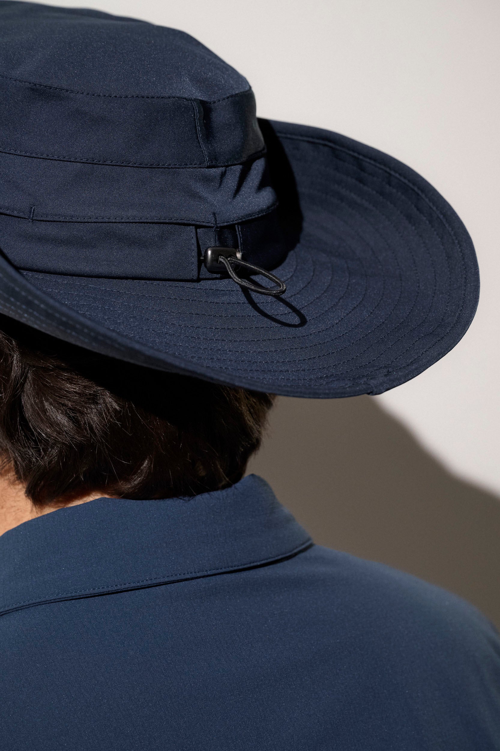 Chapeau anti-UV bleu de Nuvées, léger et pratique, idéal pour la randonnée avec protection UPF50+.