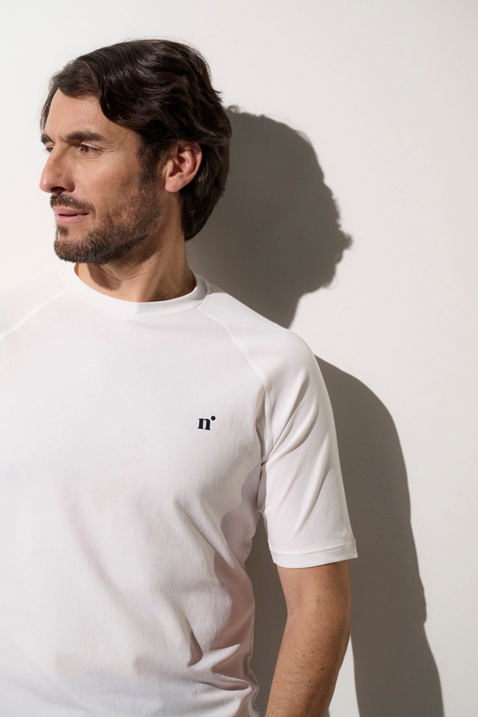 T-shirt de bain anti-UV blanc pour homme, léger et respirant, offrant une protection UPF50+.