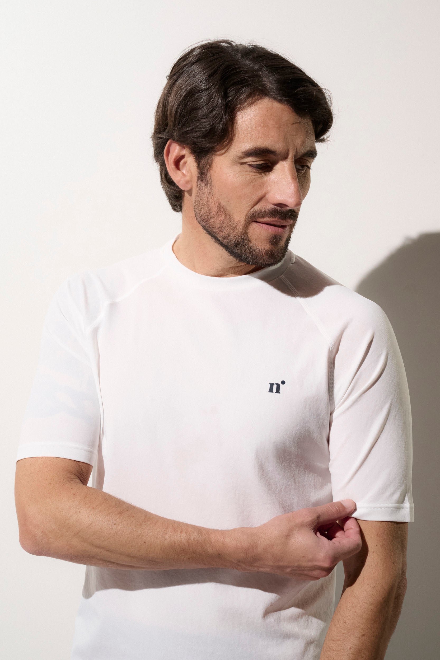 T-shirt de bain anti-UV blanc pour homme, léger et respirant, idéal pour les activités aquatiques avec protection UPF50+.