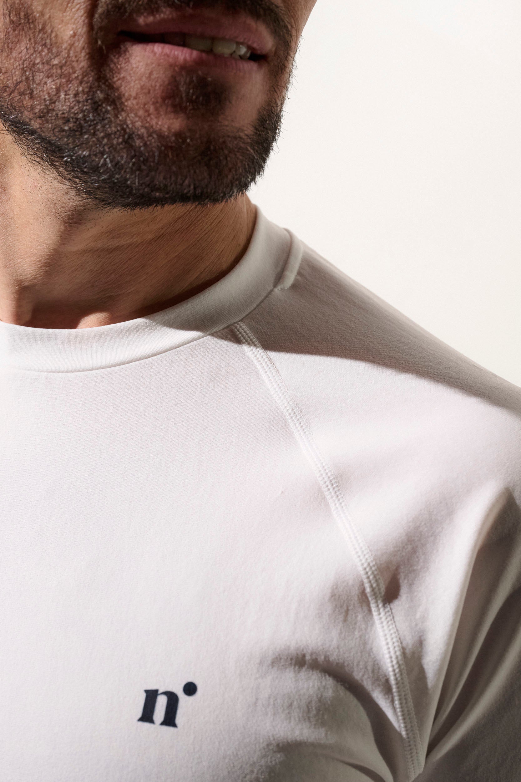 T-shirt de bain anti-UV blanc pour homme, léger et respirant, offrant protection solaire UPF50+.