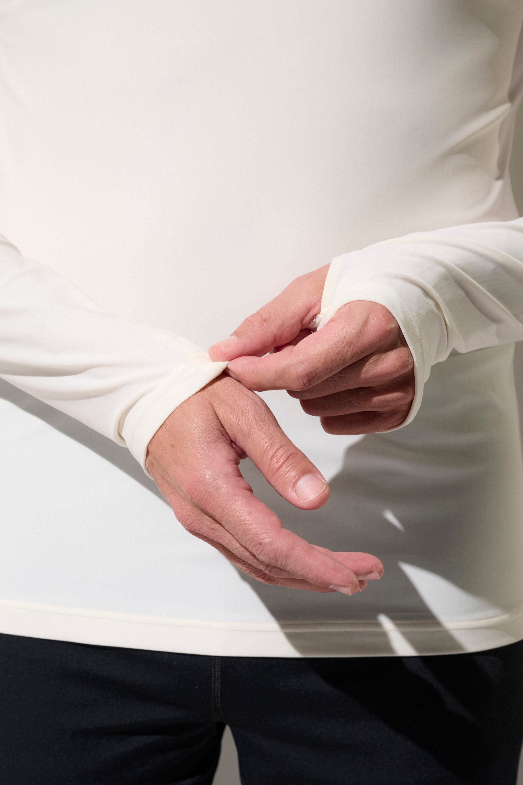 T-shirt de bain anti-UV blanc pour homme, manches longues UPF50+, idéal pour activités aquatiques sous le soleil.