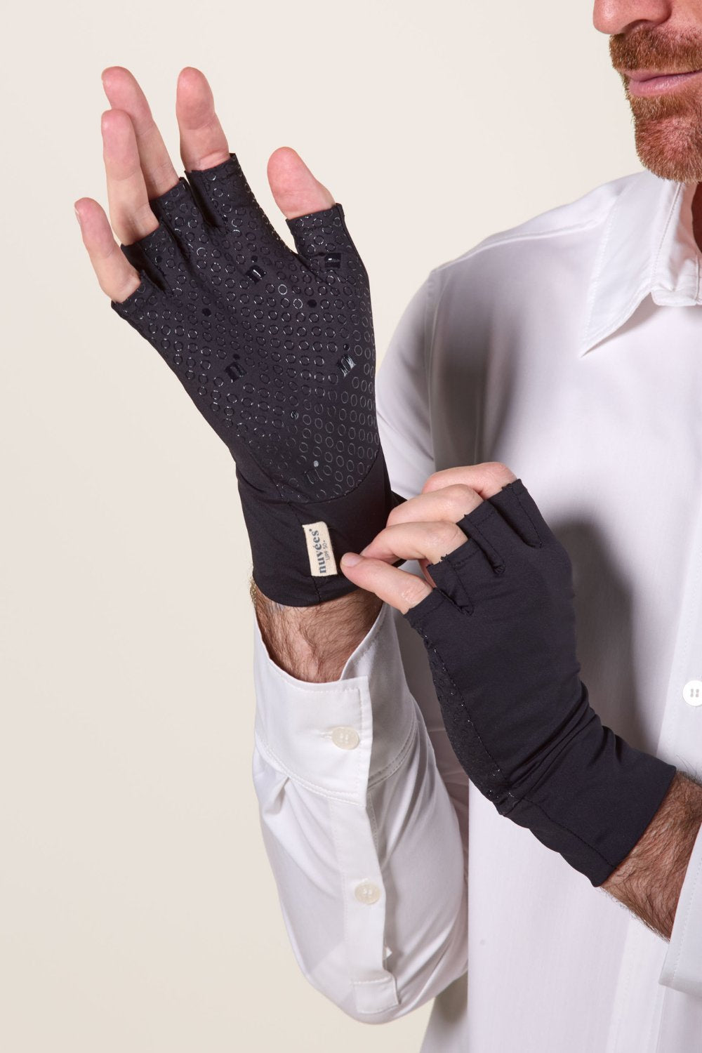 Mitaines anti-UV noires UPF50+ pour homme, offrant protection solaire et confort, idéales pour les activités extérieures.