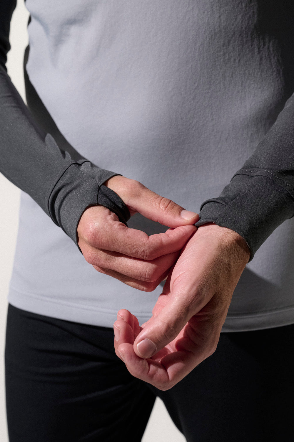 T-shirt de bain anti-UV UPF50+ pour homme, manches longues en lycra, offrant une protection solaire confortable.