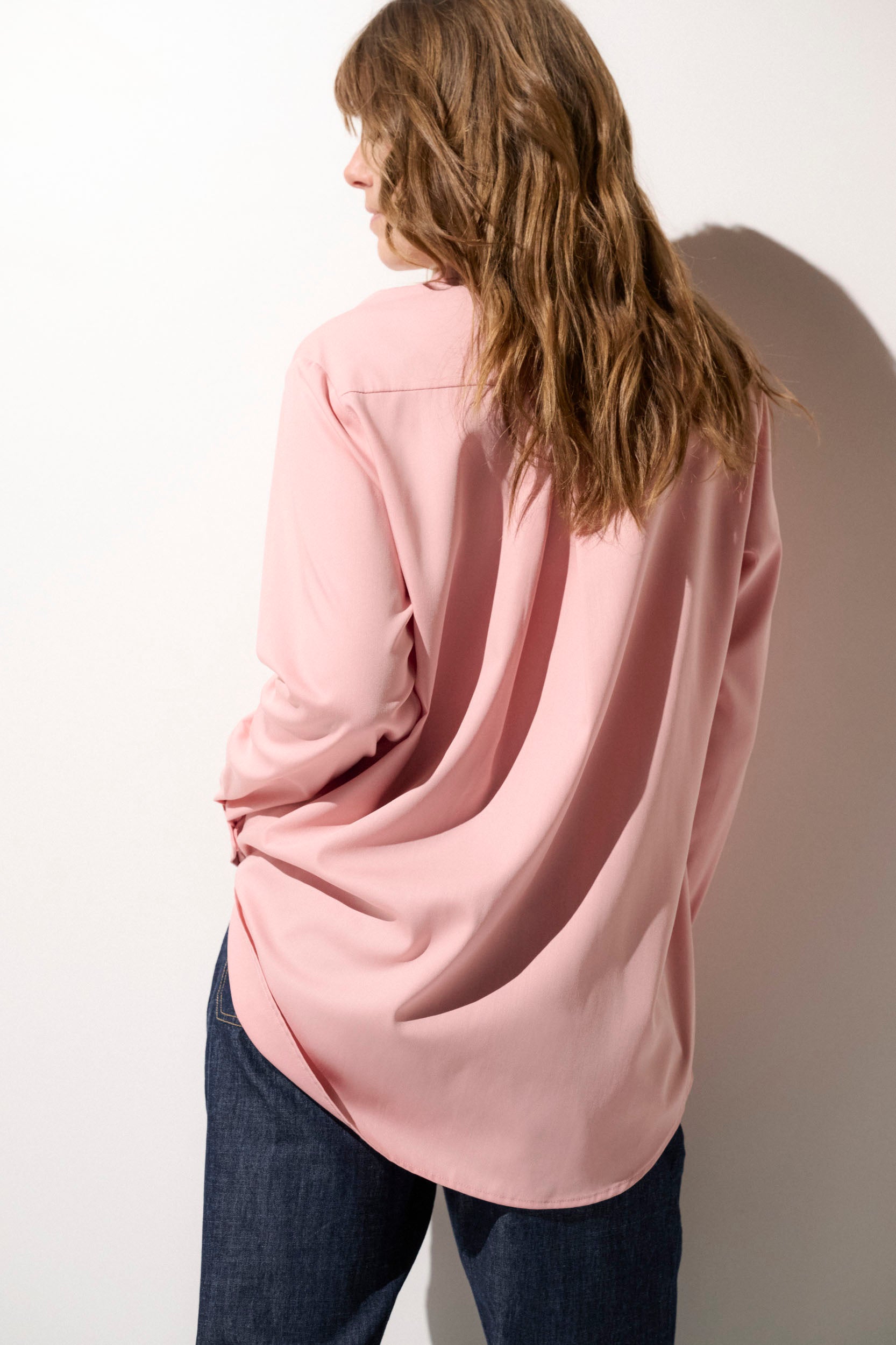 Chemise longue anti-UV rose pour femme, confortable et élégante, offrant une protection solaire efficace UPF 50+.