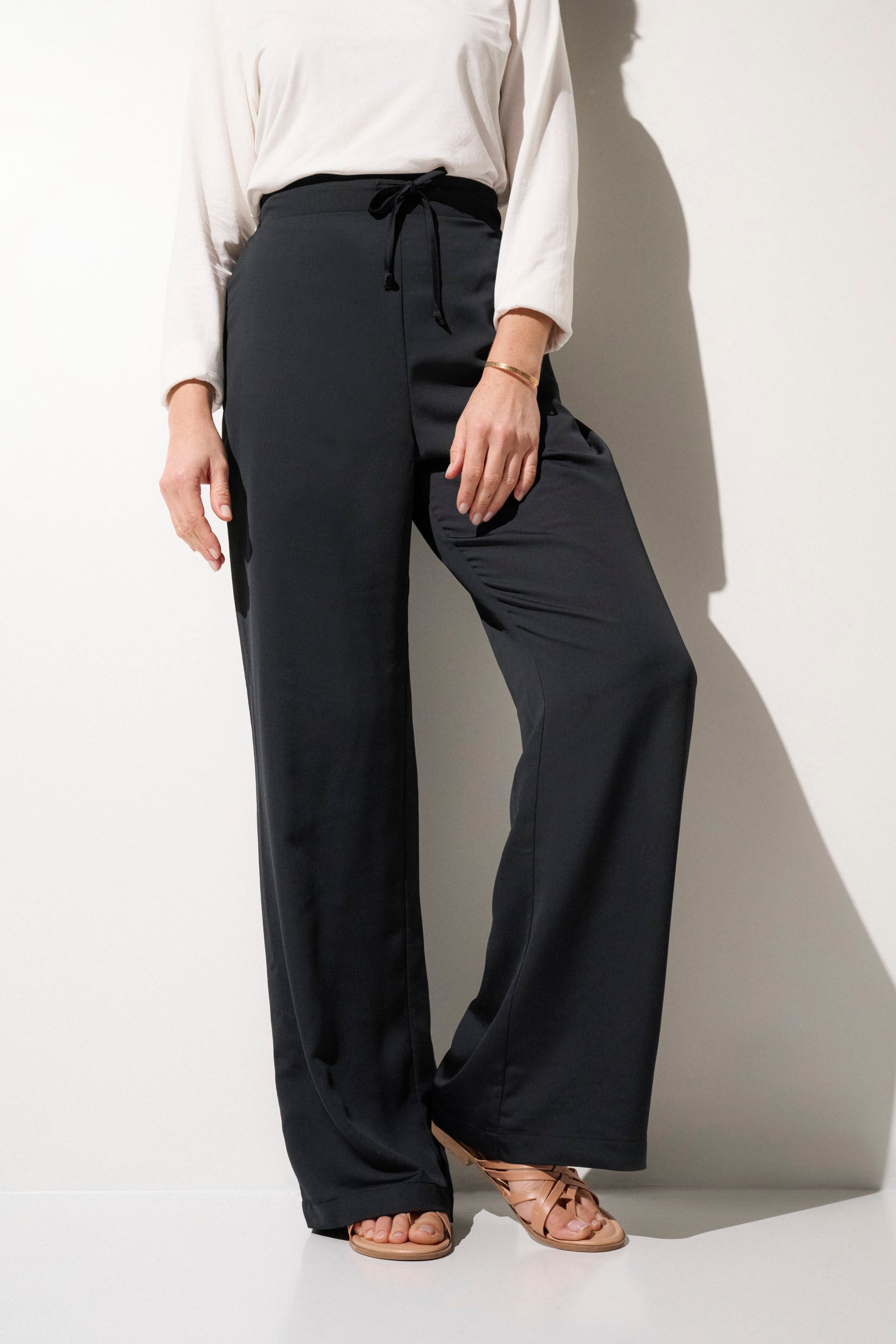 Pantalon anti-UV noir UPF 50+ pour femme, léger et élégant, idéal pour les sorties estivales en plein air.