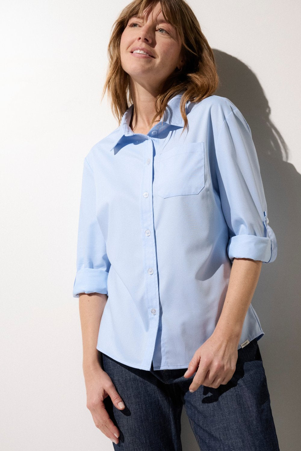 Chemise anti-UV bleue pour femme, manches longues et légère, offrant protection solaire UPF50+.
