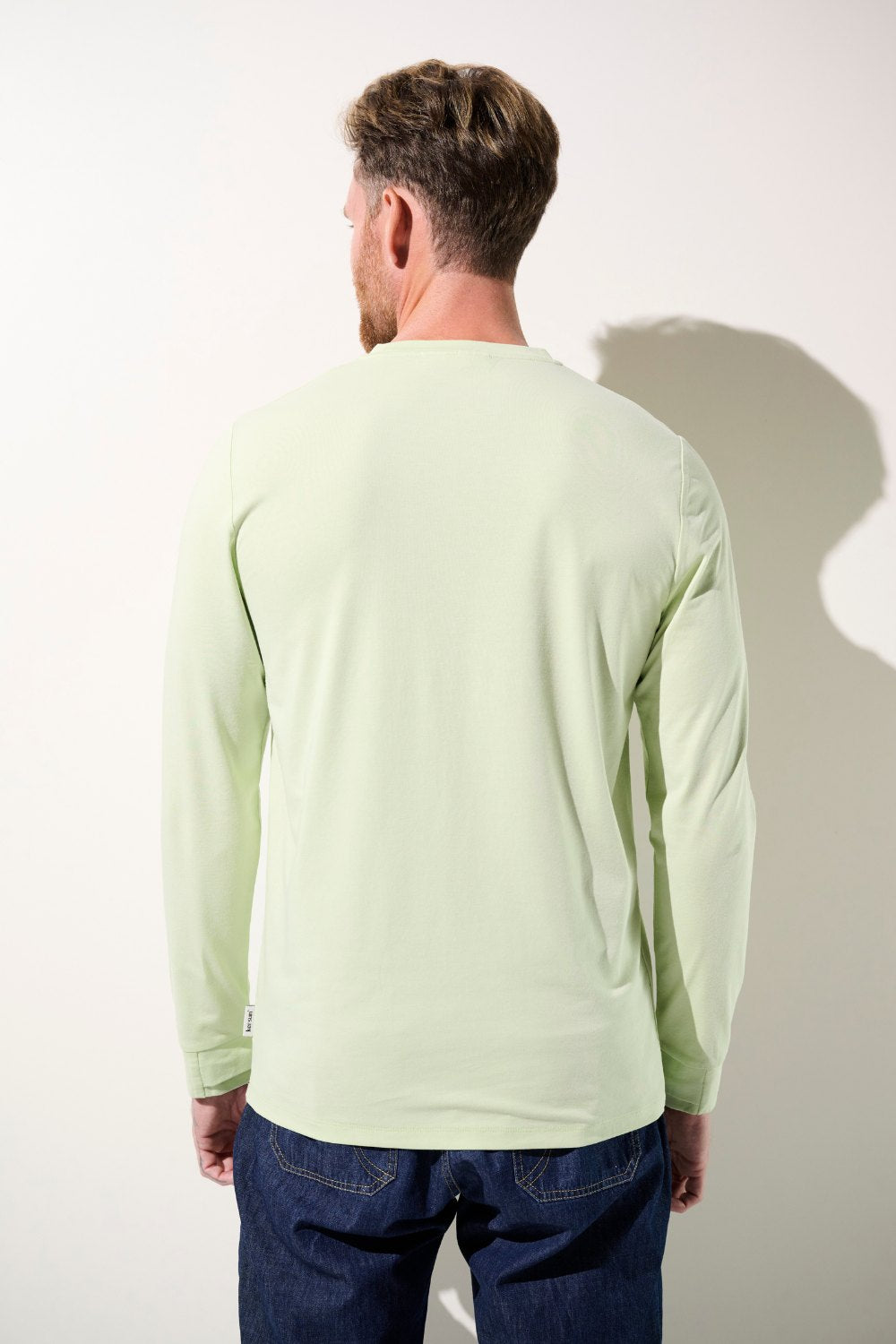 T-shirt anti-UV vert clair pour homme, léger et confortable, offrant une protection solaire UPF 50+.