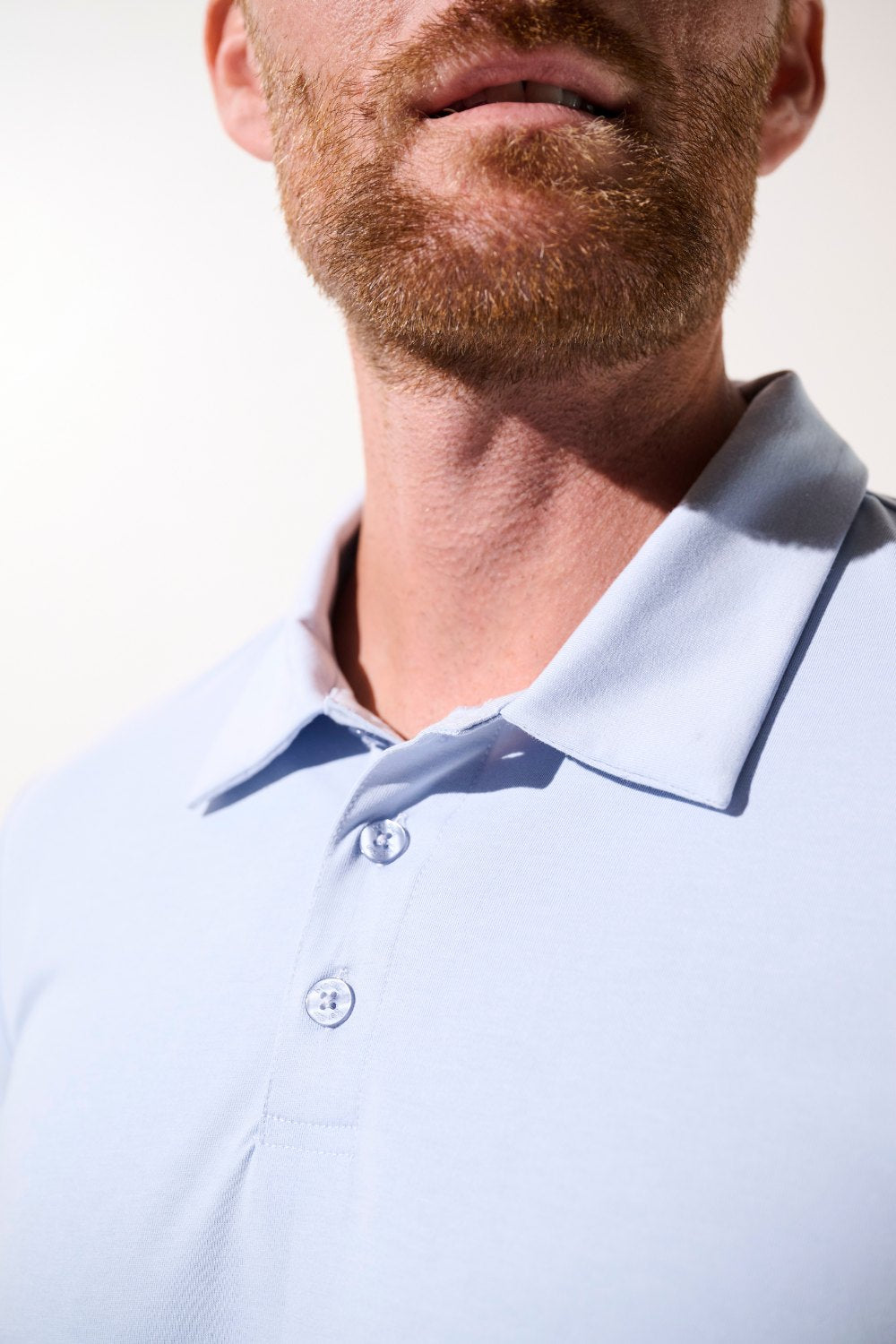 Polo anti-UV bleu clair pour homme, léger et élégant, offrant une protection solaire UPF 50+.