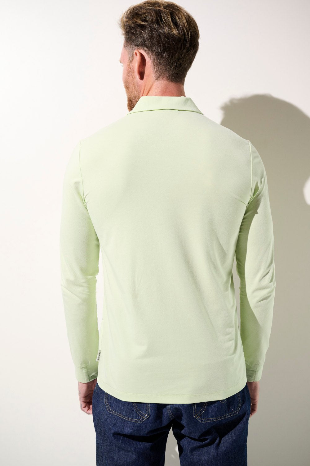 Polo anti-UV vert clair UPF 50+ pour homme, idéal pour se protéger du soleil lors de sorties en plein air.