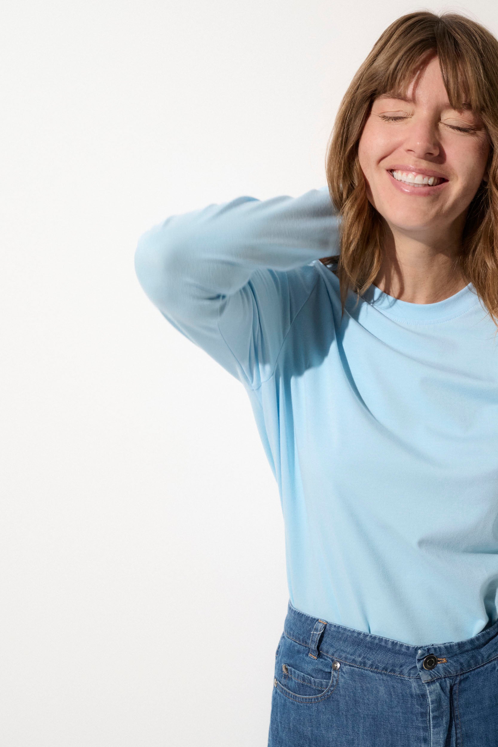 T-shirt anti-UV bleu clair pour femme, léger et confortable, offrant une protection solaire UPF 50+ pour activités extérieures.