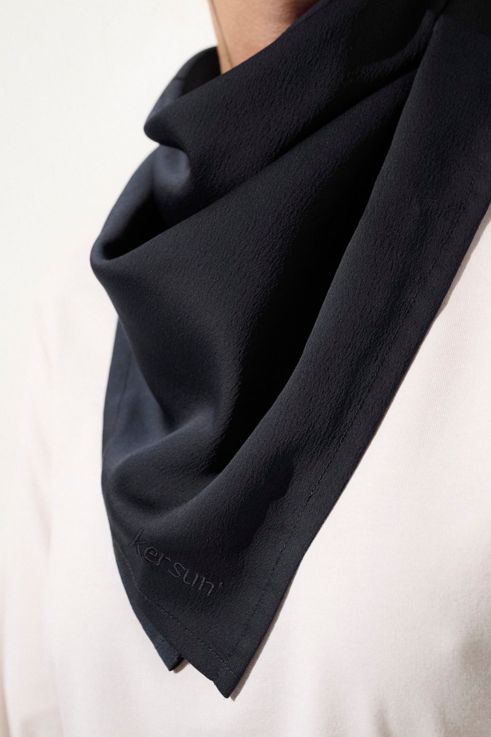 Foulard anti-UV - Positano noir UPF 50+ pour femme, idéal pour une élégante protection solaire au quotidien.