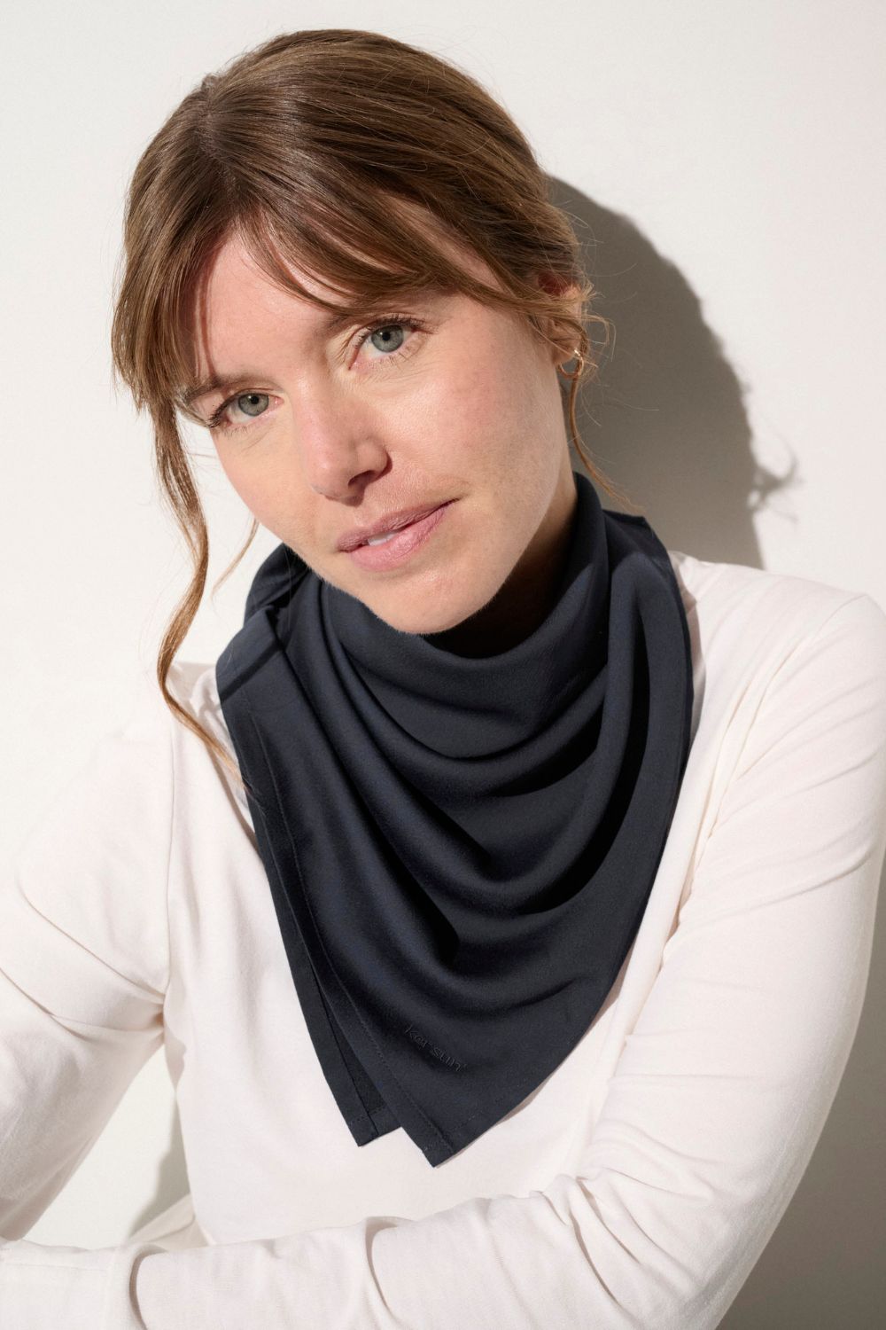 Foulard anti-UV - Positano noir pour femme, élégant et protecteur avec UPF 50+, idéal pour une journée ensoleillée.