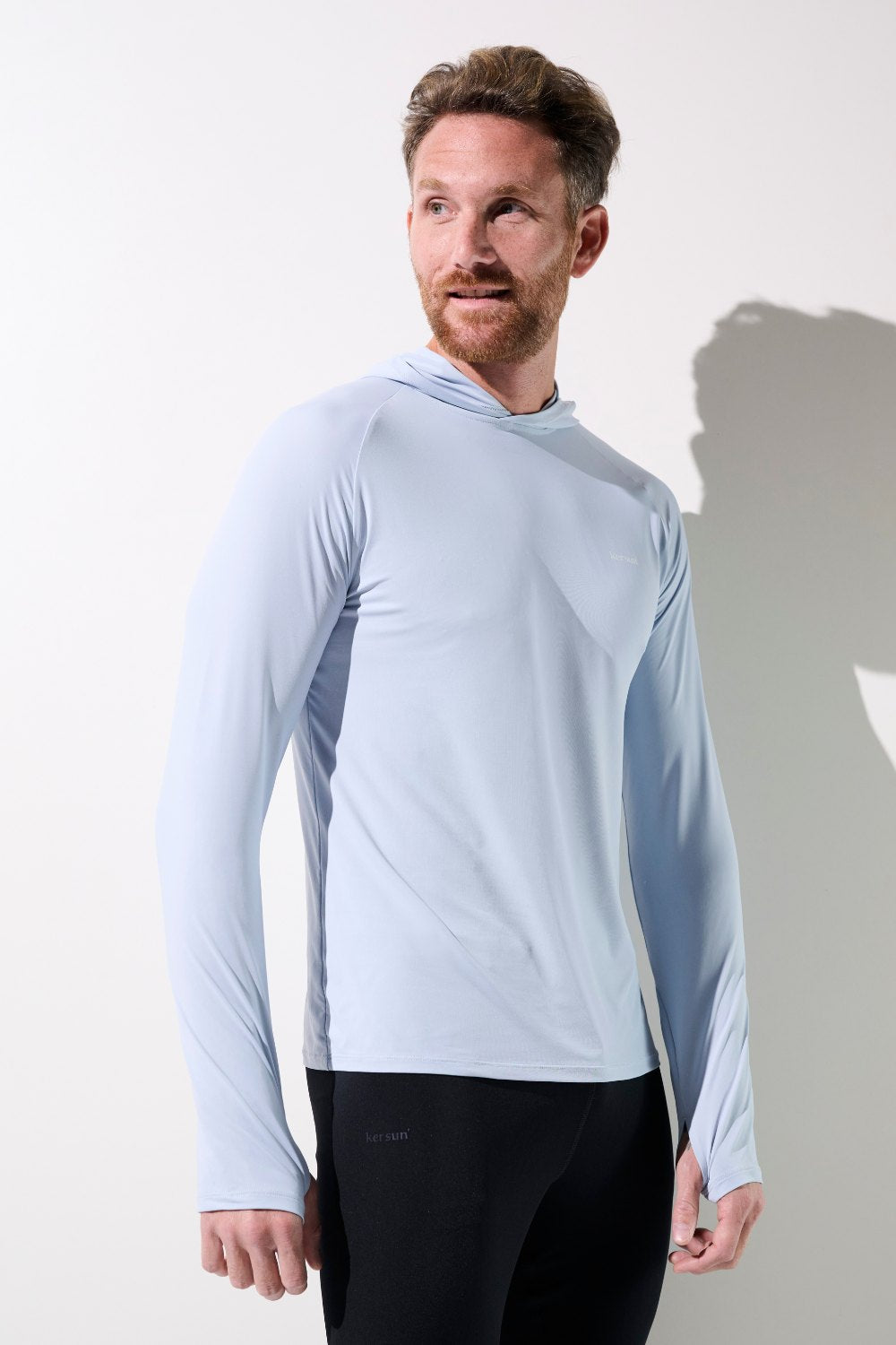 T-shirt anti-UV à capuche - Oasis, homme en bleu léger, protection UPF 50+ pour activités sportives sous le soleil.