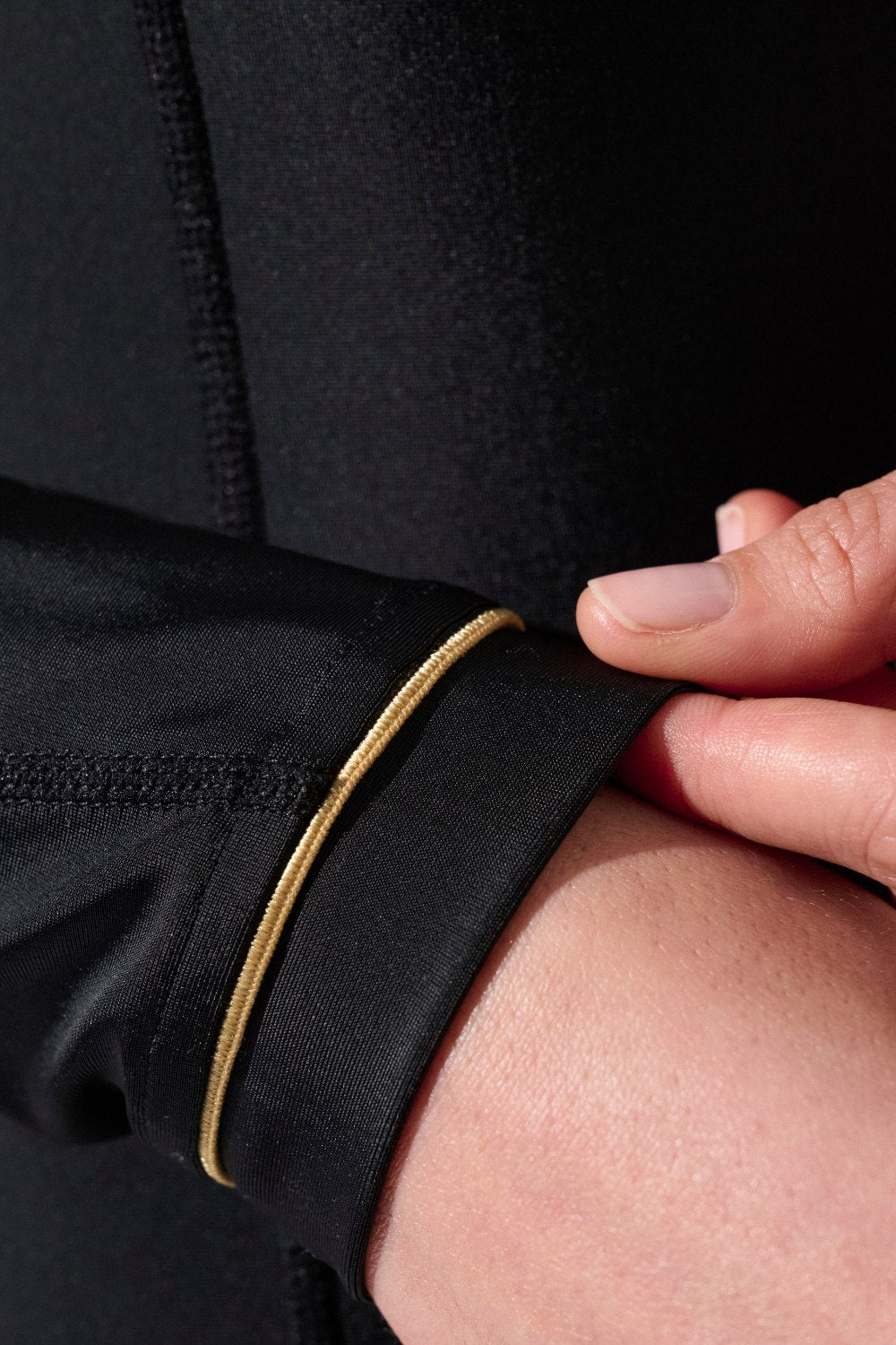 Maillot de bain anti-UV une pièce femme avec manches longues pour une protection solaire efficace des bras et épaules.