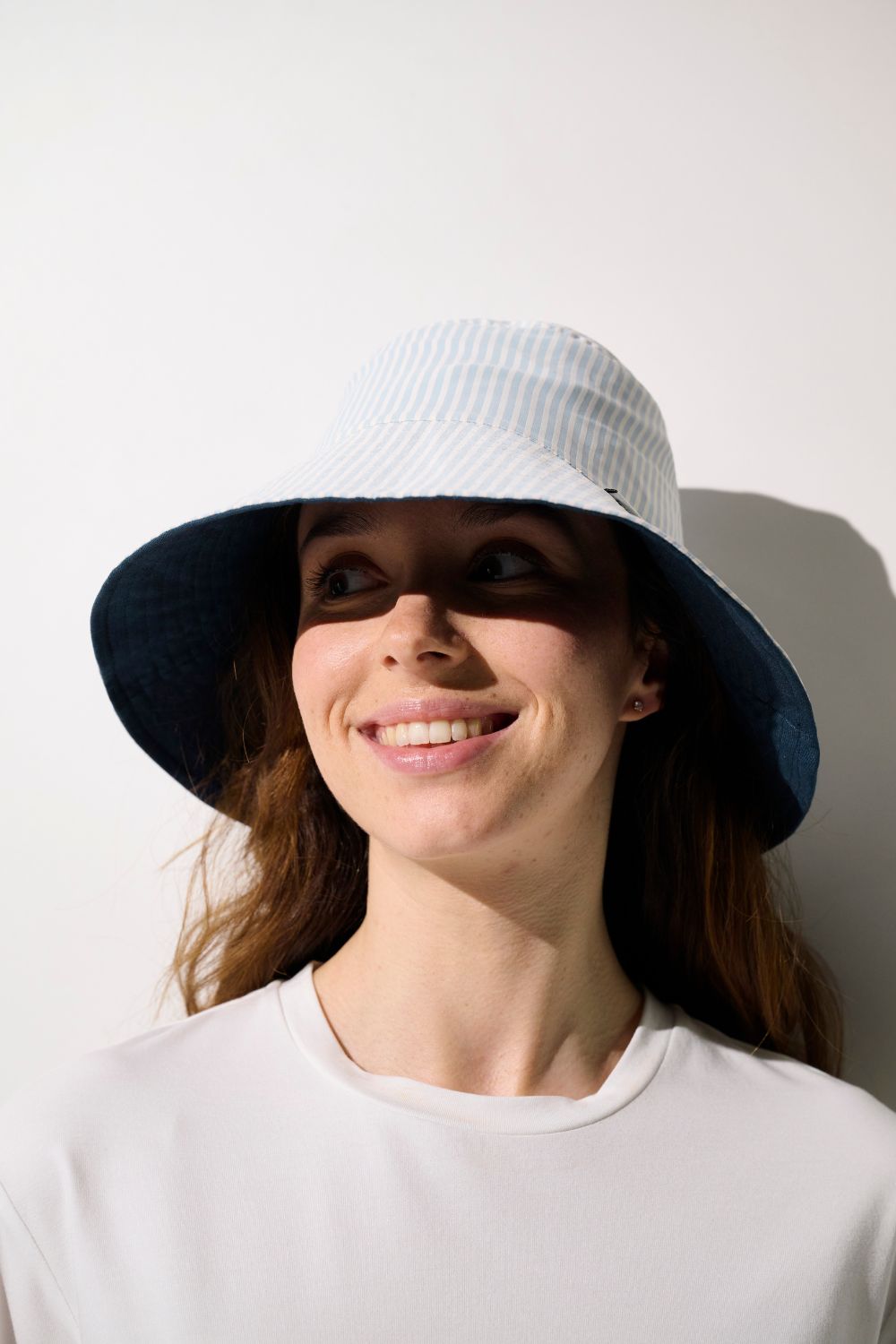 Bob anti-UV - Sylt à rayures bleues pour femme, offrant protection solaire UPF 50+ et confort au quotidien.