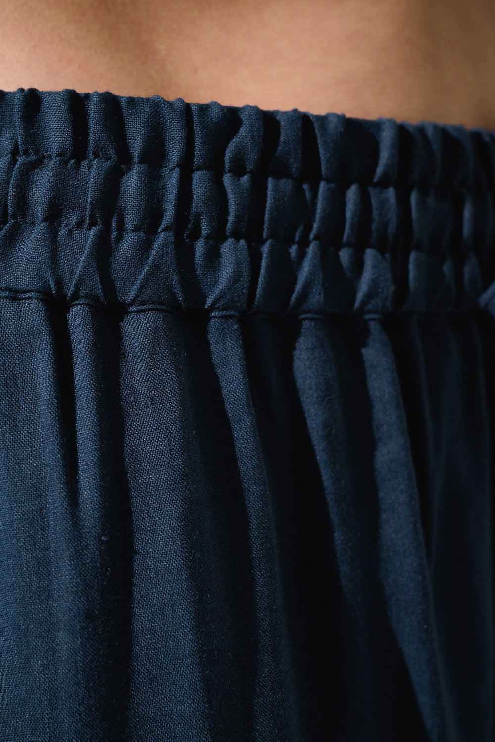 Détail de la taille élastique d'un pantalon anti-UV bleu marine pour femme, léger et élégant.
