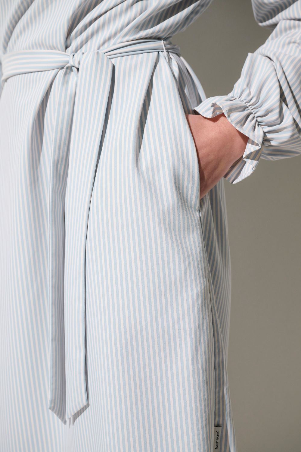 Robe anti-UV - Sylt pour femme, rayures bleu clair, légère, avec ceinture, idéale pour protection solaire.