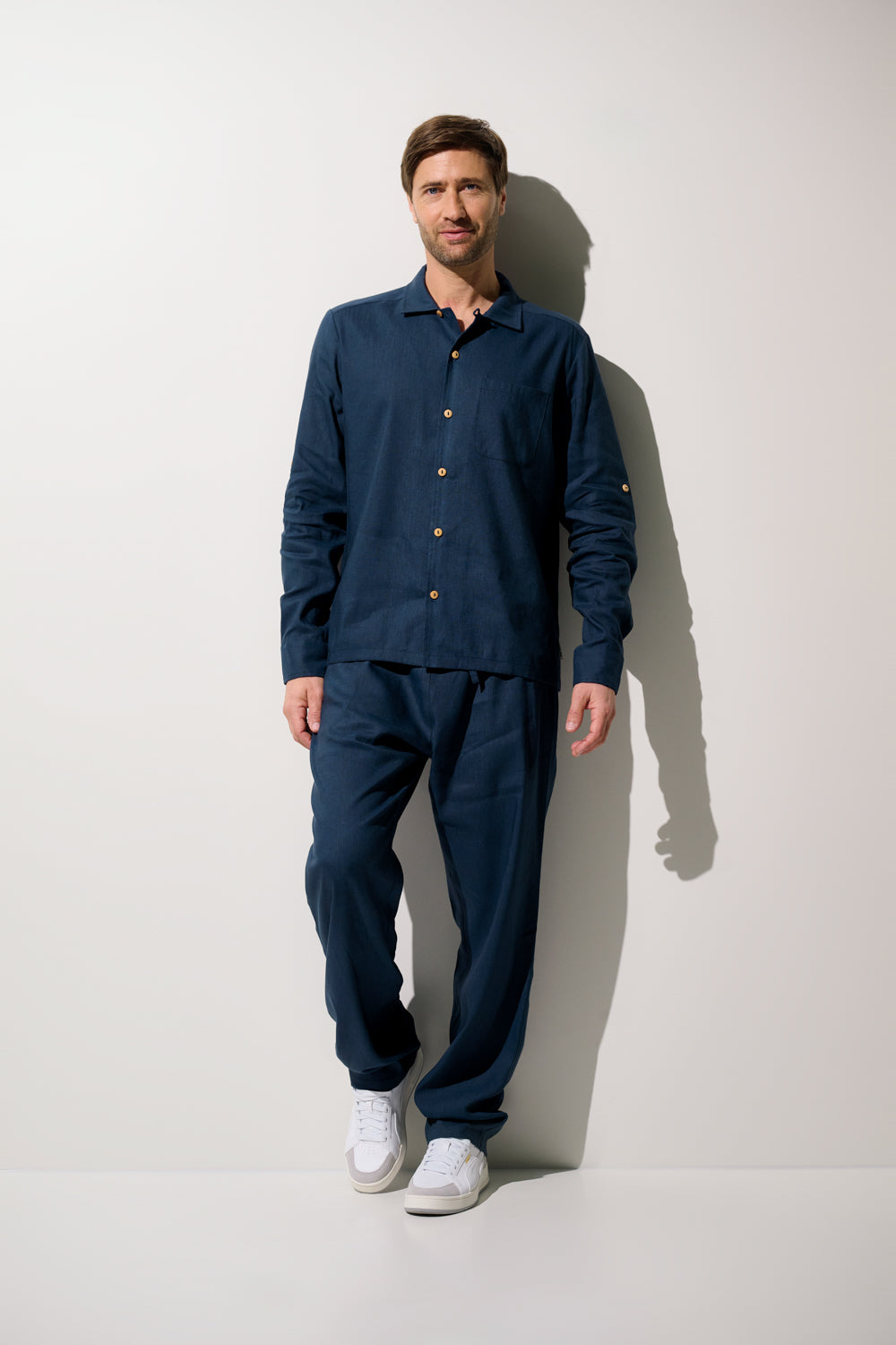 Chemise anti-UV Sylt bleue pour homme, légère et élégante, offrant protection UPF 50+ pour le soleil.