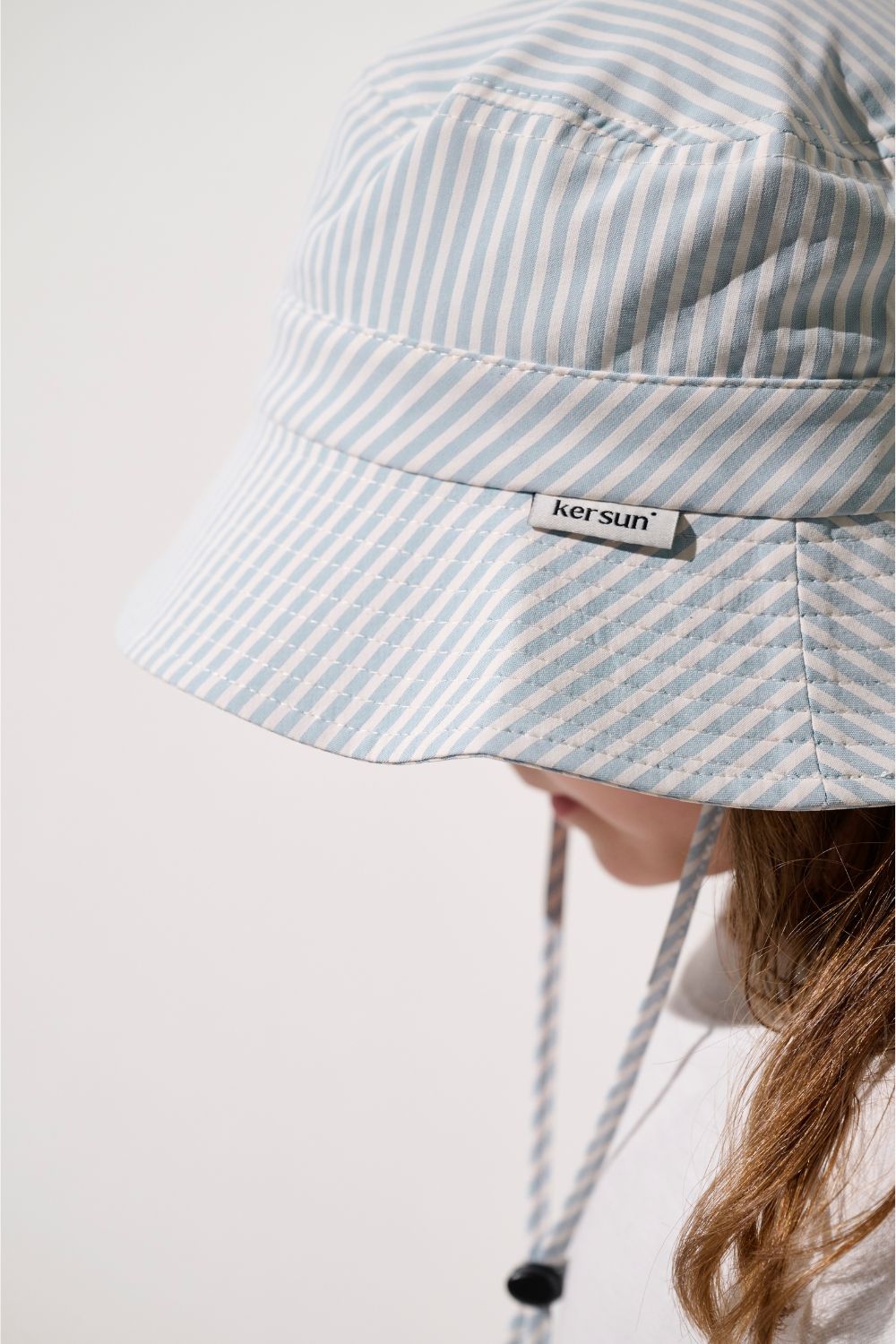 Bob anti-UV - Sylt à rayures bleues pour enfant, léger et UPF 50+, idéal pour se protéger du soleil.