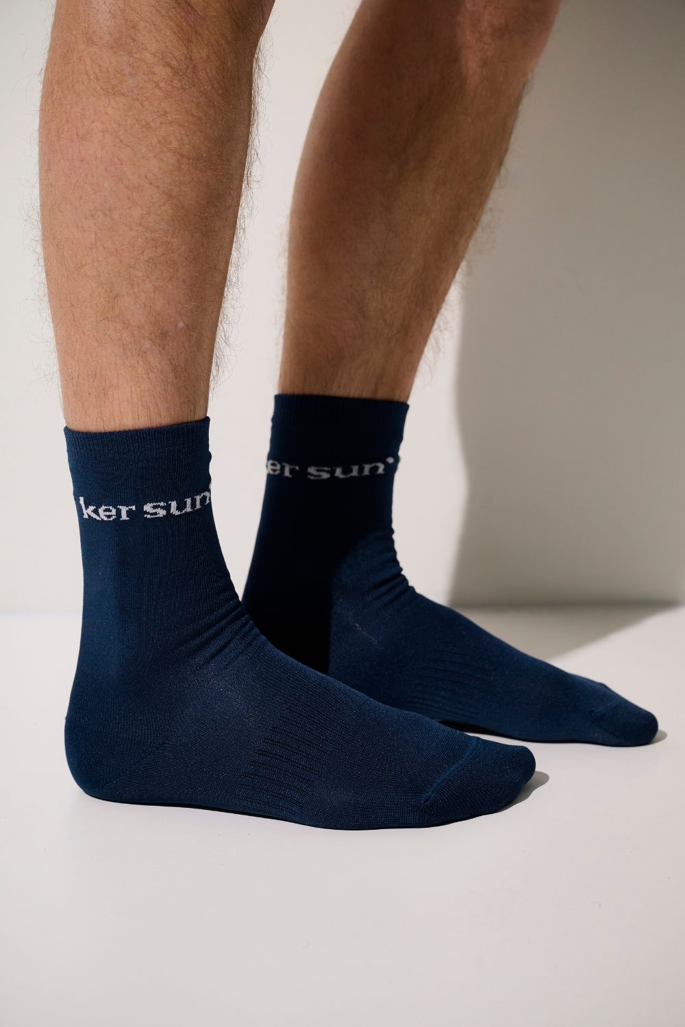 Chaussettes anti-UV - Mojave de Ker Sun, bleues, légères et respirantes pour une protection solaire quotidienne.