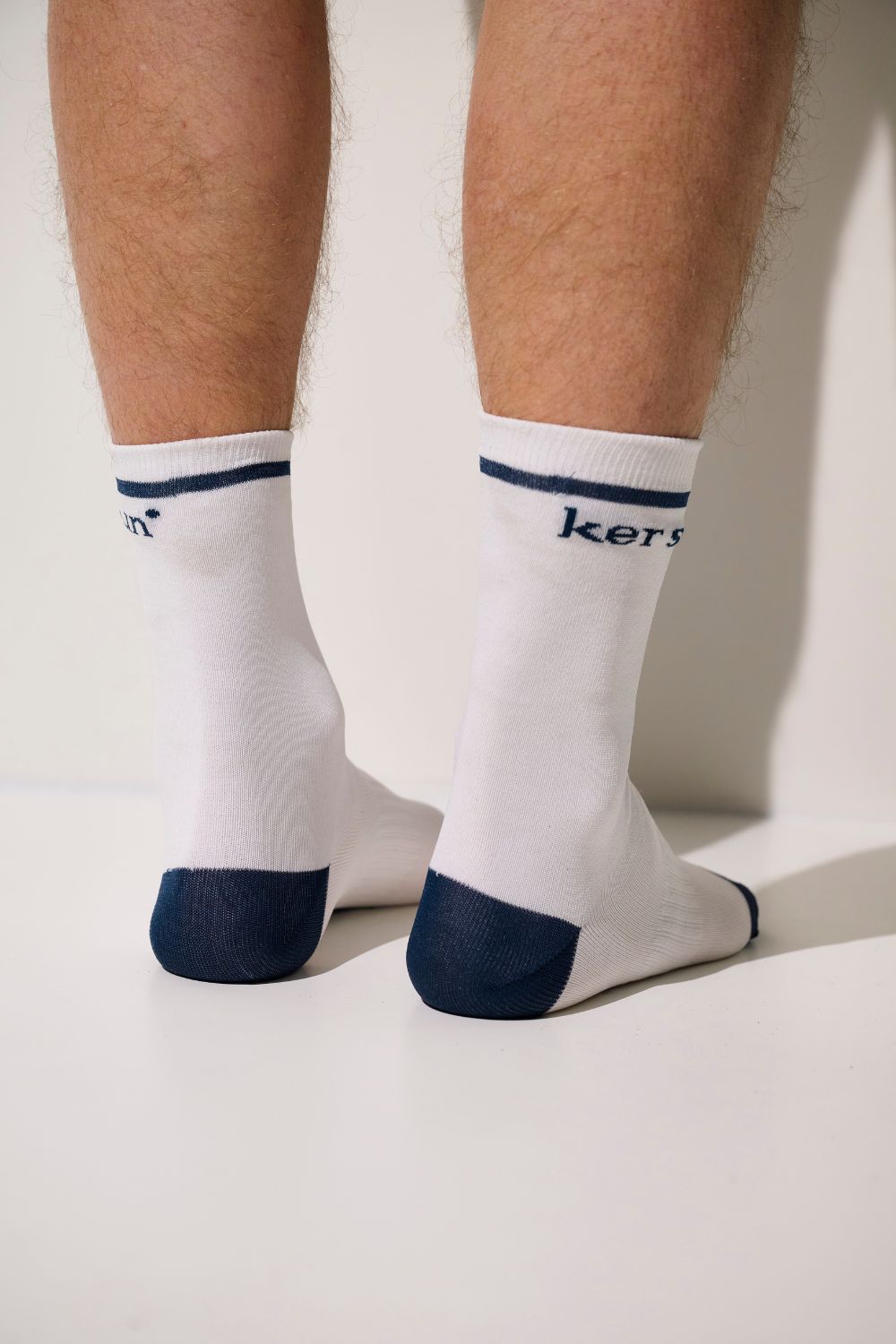 Chaussettes anti-UV - Mojave blanches avec accents bleu marine, protection solaire UPF 50+ pour homme.