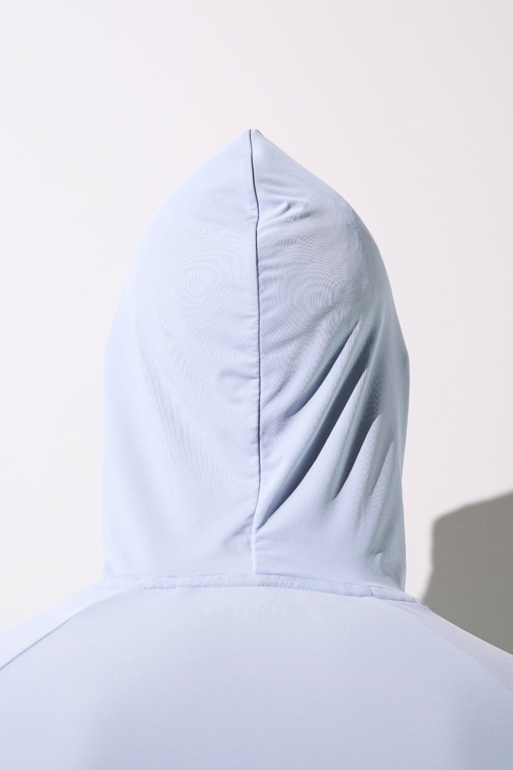 T-shirt anti-UV à capuche bleu clair Ker Sun, conçu pour une protection solaire UPF 50+ lors d'activités sportives.