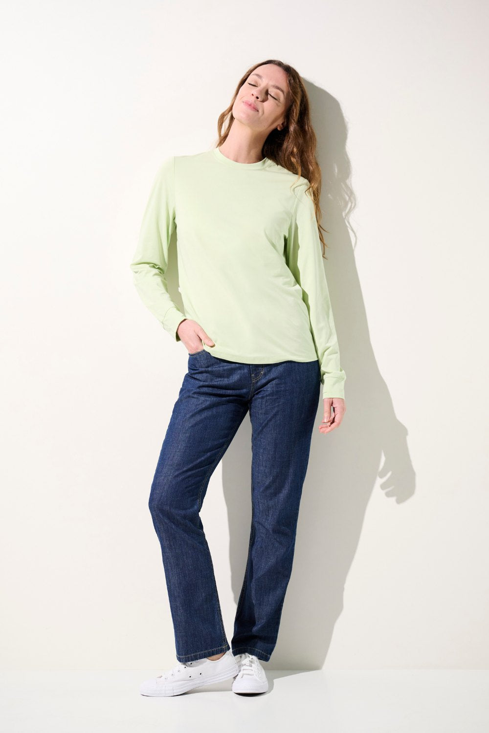 T-shirt anti-UV vert clair pour femme, à manches longues, tissu léger et confortable, idéal pour les activités en extérieur.