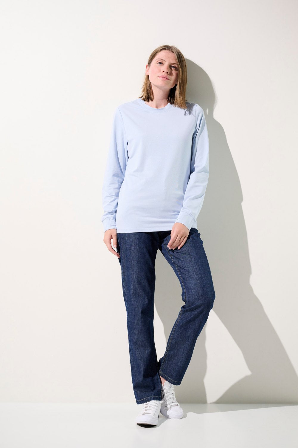 T-shirt anti-UV bleu clair pour femme, léger et confortable, UPF 50+, parfait pour les activités à l'extérieur.