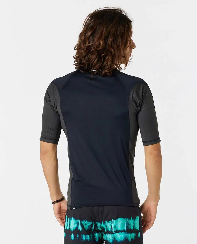 T-shirt de bain anti-UV noir pour homme, UPF 50+, idéal pour les activités aquatiques en toute élégance.