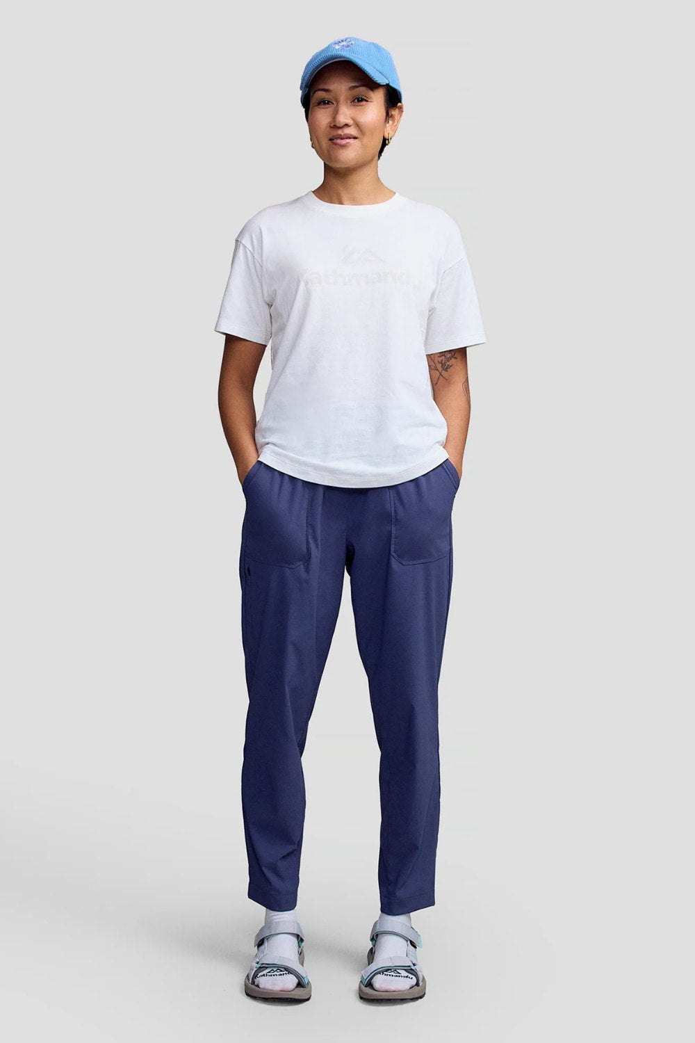 Femme portant un pantalon anti-UV Miro marine UPF 50+ et un t-shirt, idéal pour les activités outdoors.