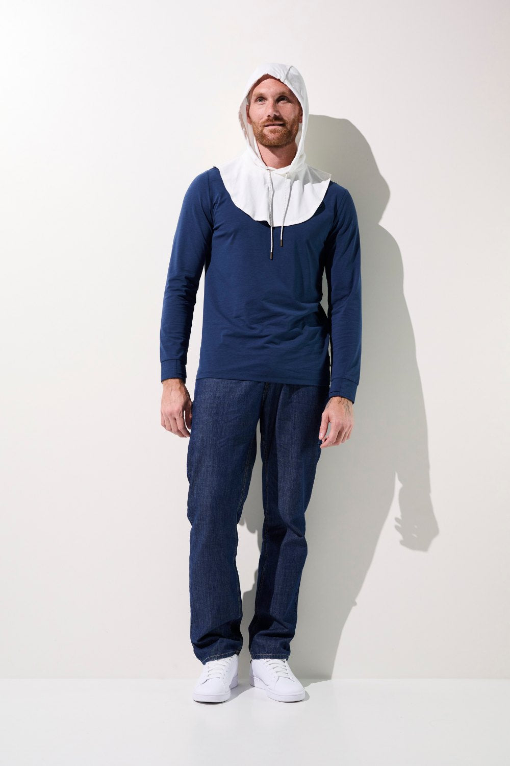 Homme portant une capuche anti-UV Mojave en bleu marine, protection solaire UPF 50+ pour activités en extérieur.