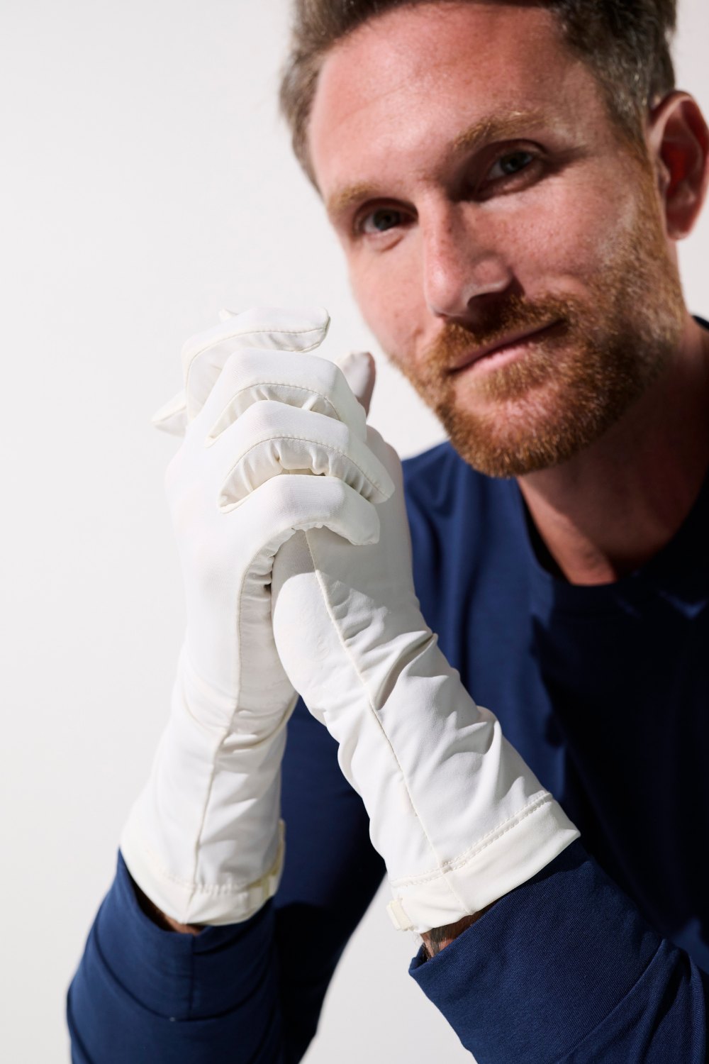 Gants anti-UV Mojave blancs UPF 50+ portés par un homme, offrant protection solaire et confort.