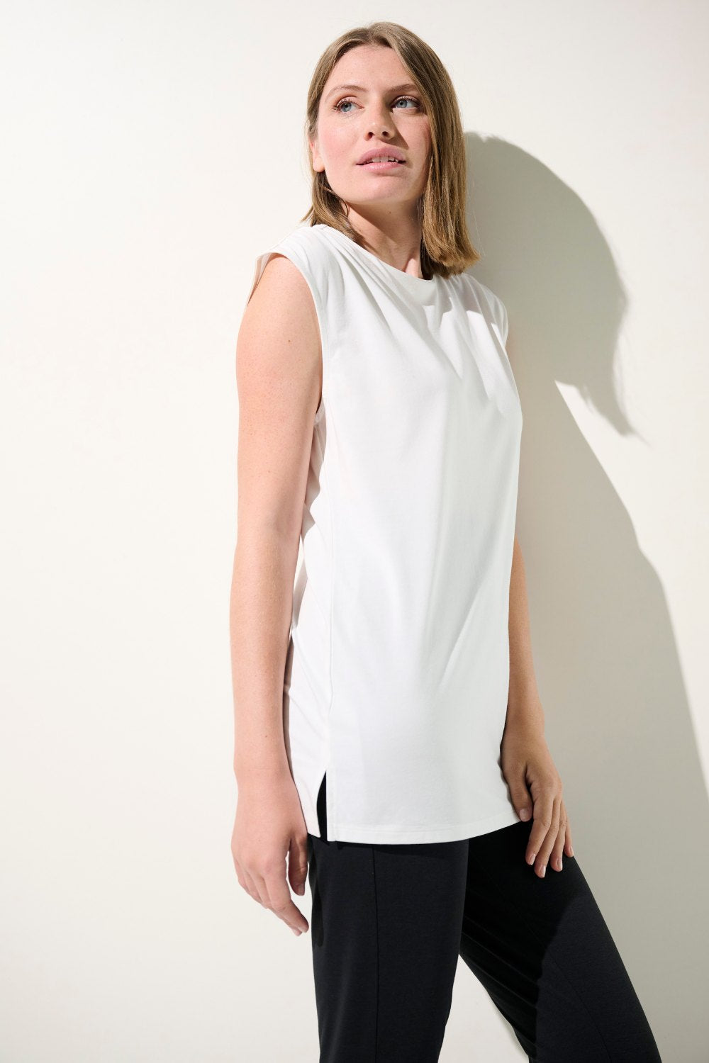 Débardeur anti-UV blanc pour femme, coupe décontractée et respirante, certifié UPF 50+ pour protection solaire.