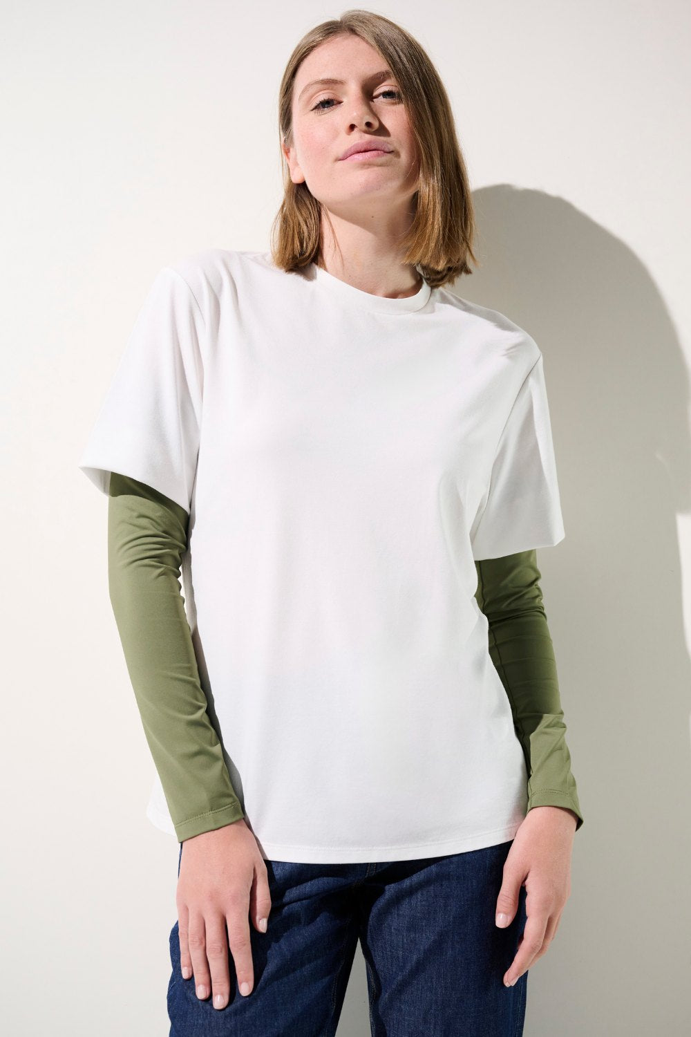 Manches anti-UV - Gobi, t-shirt blanc pour femme avec manches longues vertes, protégeant du soleil UPF 50+.