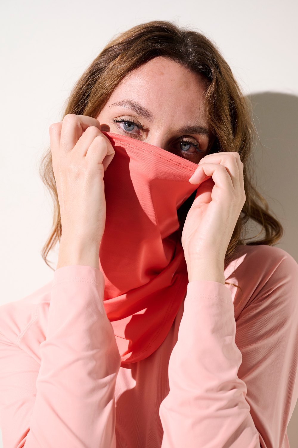 Tour de cou anti-UV - Boston en corail, léger et extensible, protégeant du soleil pour femme.