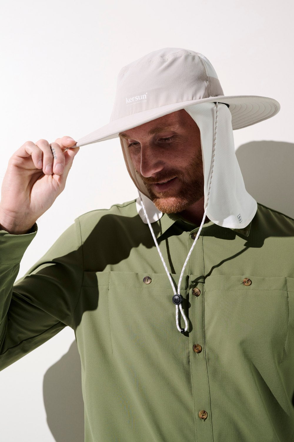 Homme portant un chapeau avec cache-nuque anti-UV - Gobi, protection solaire UPF 50+, vêtement léger et respirant.