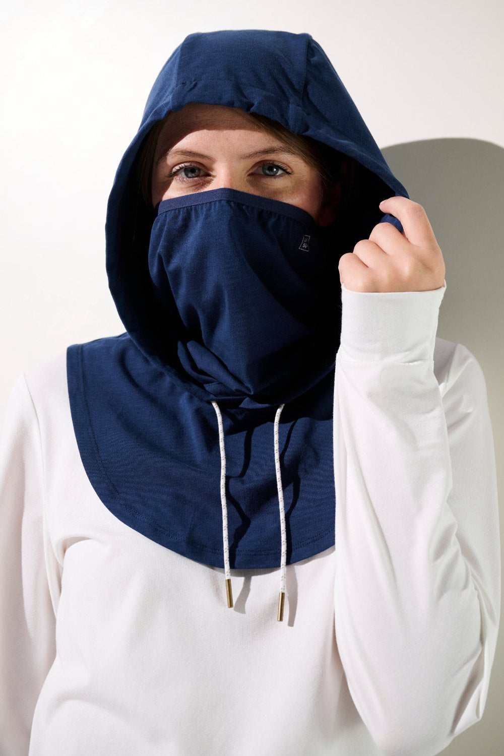 Capuche anti-UV - Mojave pour femme, en bleu, offrant une protection solaire UPF 50+, légère et élégante.