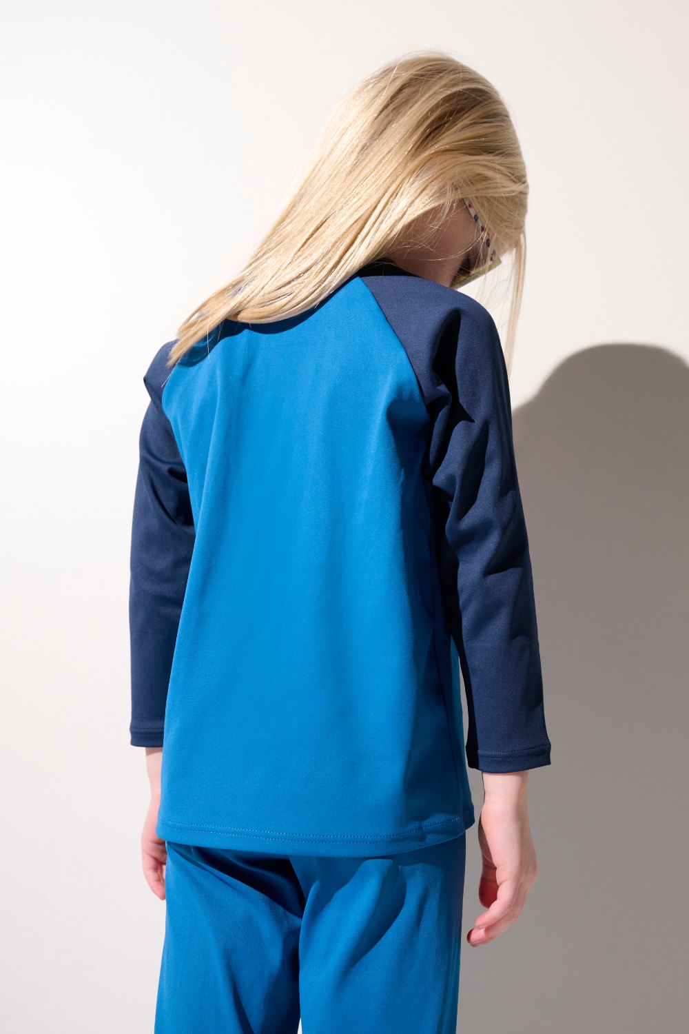 T-shirt de bain anti-UV - Fidji bleu pour enfant, manches longues, léger, idéal pour protéger la peau au soleil.