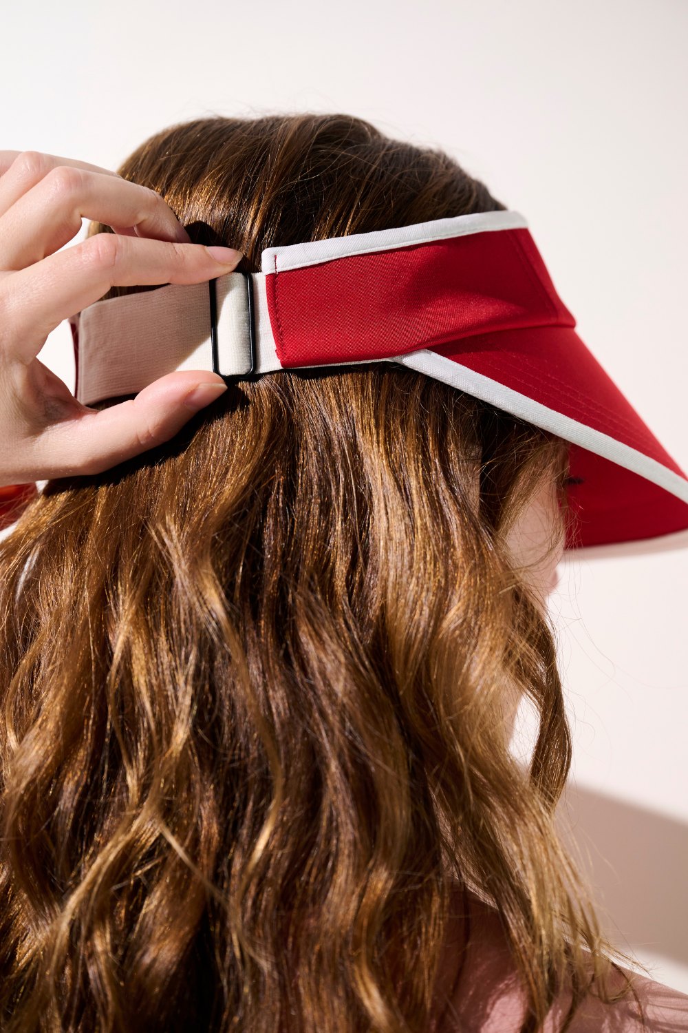 Visière anti-UV - Augusta rouge, ajustement parfait pour femme, idéale pour activités sportives et protection solaire.