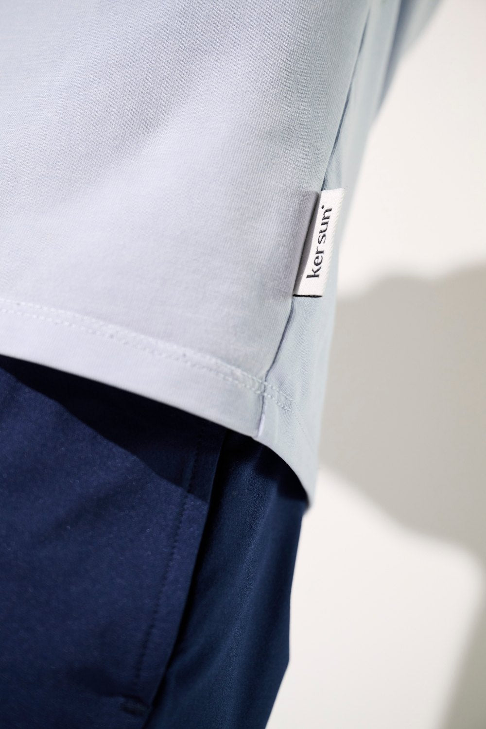 T-shirt anti-UV - Saint-Malo en bleu clair, léger et respirant, avec étiquette Ker Sun, idéal pour les sorties au soleil.
