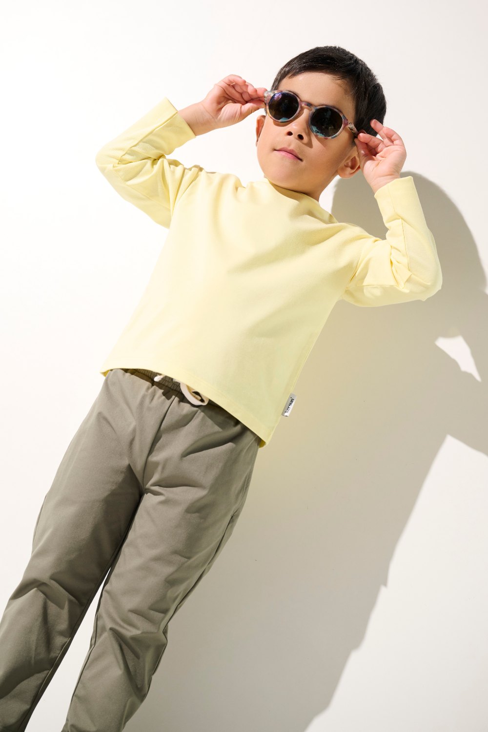 T-shirt anti-UV jaune UPF 50+ pour garçon, léger et élégant, parfait pour jouer au soleil.