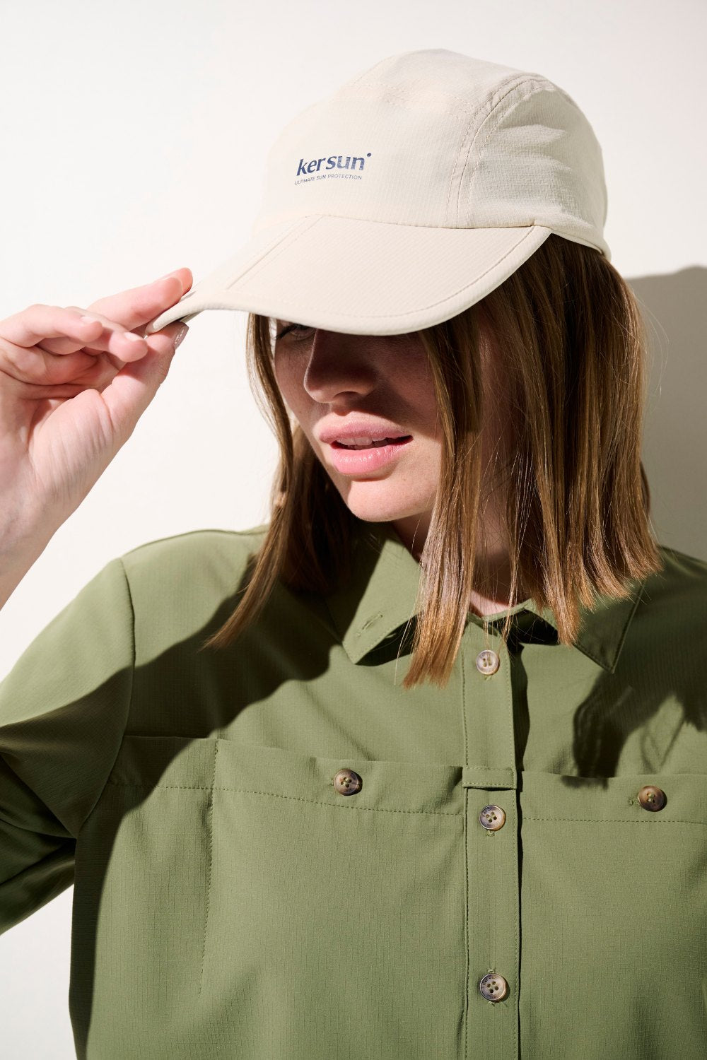 Casquette anti-UV - Sequoia de couleur beige, portée par une femme avec un chemisier vert, protection solaire UPF 50+.