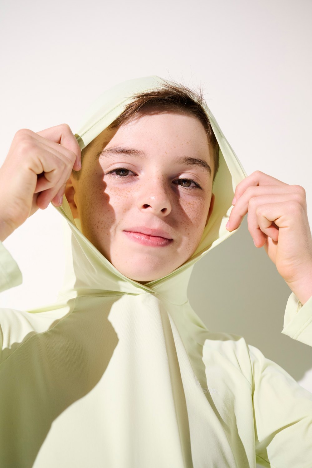 T-shirt anti-UV à capuche - Oasis, léger et respirant pour enfants, protection solaire UPF 50+, couleur vert clair.