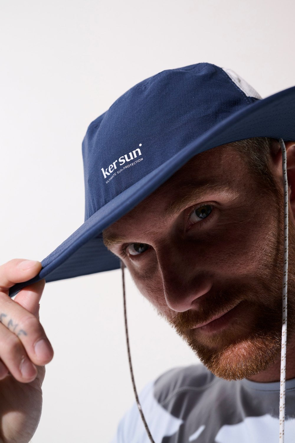 Chapeau anti-UV bleu UPF 50+ pour homme, léger et élégant, idéal pour la protection solaire lors des activités extérieures.