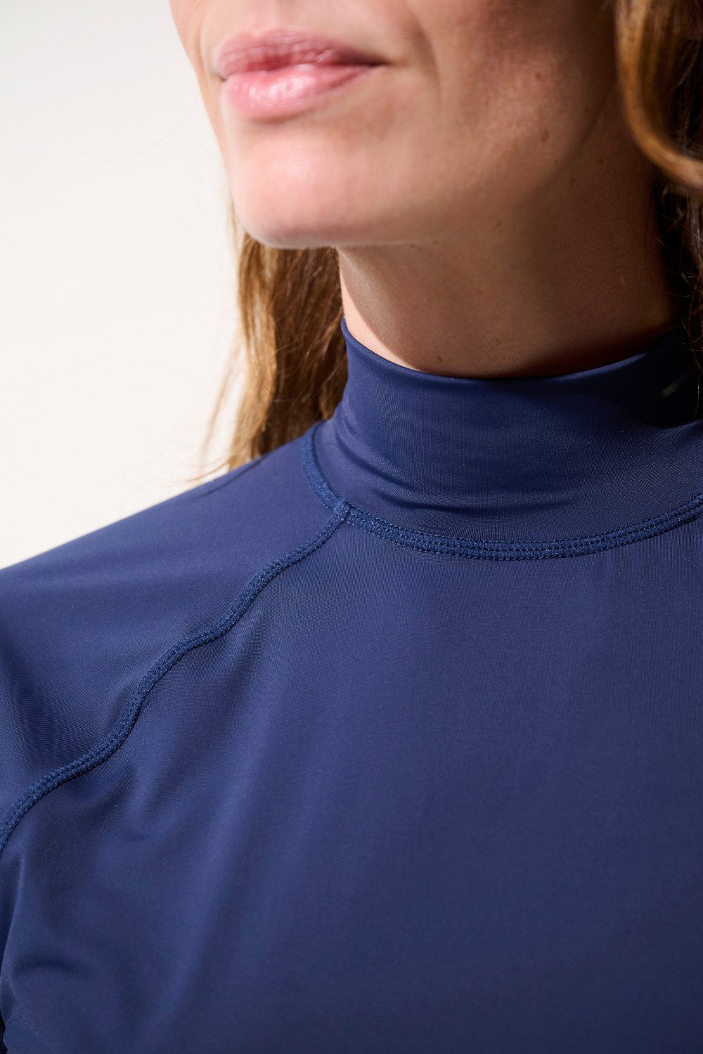 T-shirt de bain anti-UV - Malibu pour femme, col montant, tissu léger et respirant, parfait pour les activités aquatiques.