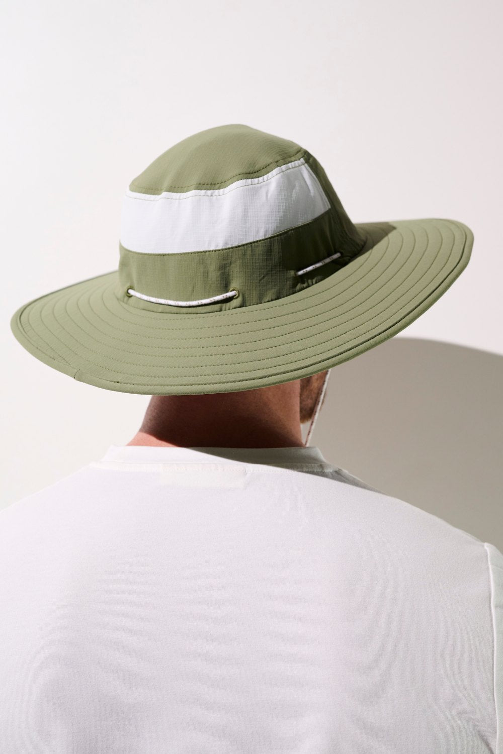 Chapeau anti-UV Oasis vert léger UPF 50+, idéal pour la protection solaire lors des activités en extérieur.