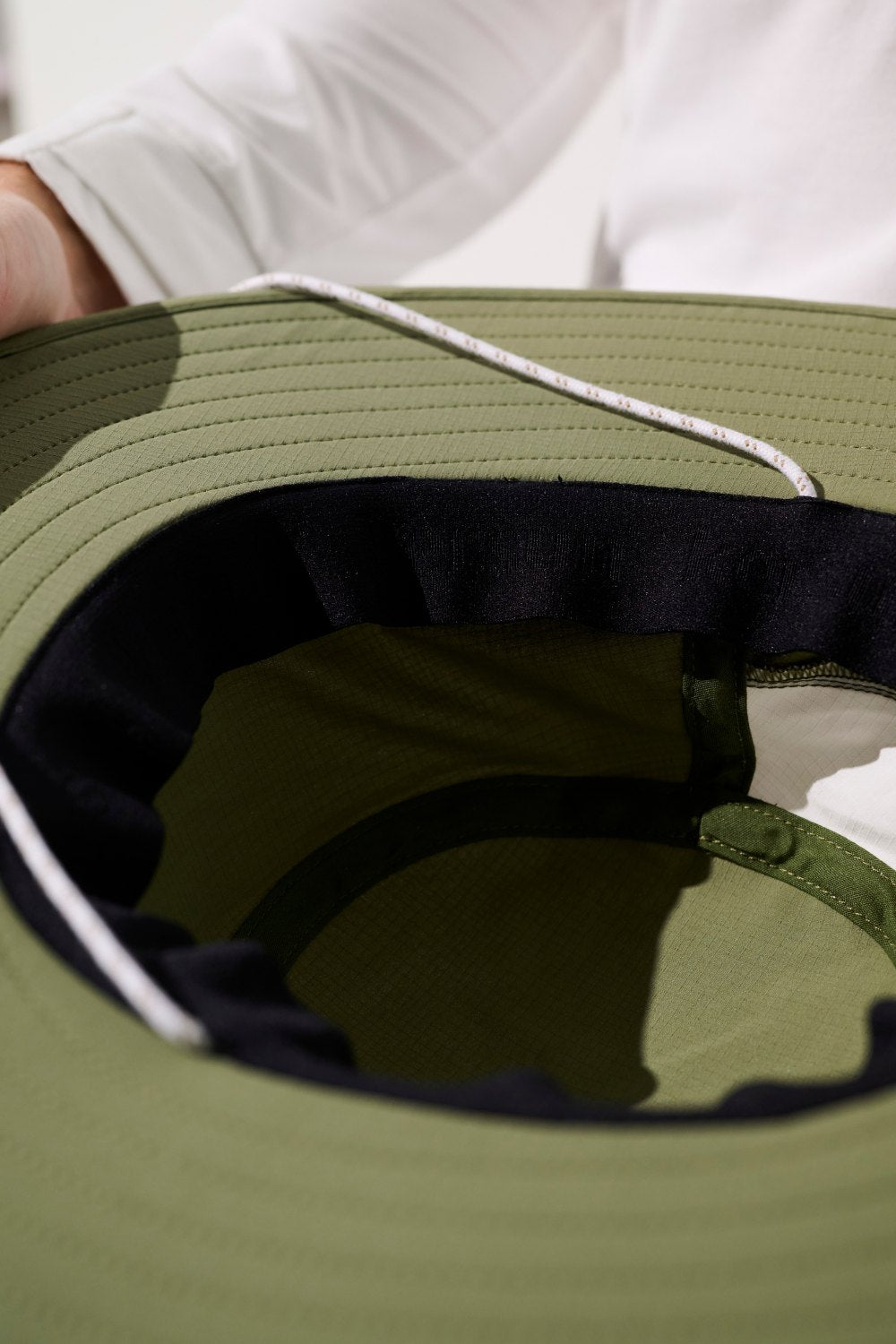 Intérieur chapeau anti-UV - Oasis en vert, léger et respirant pour une protection solaire efficace.